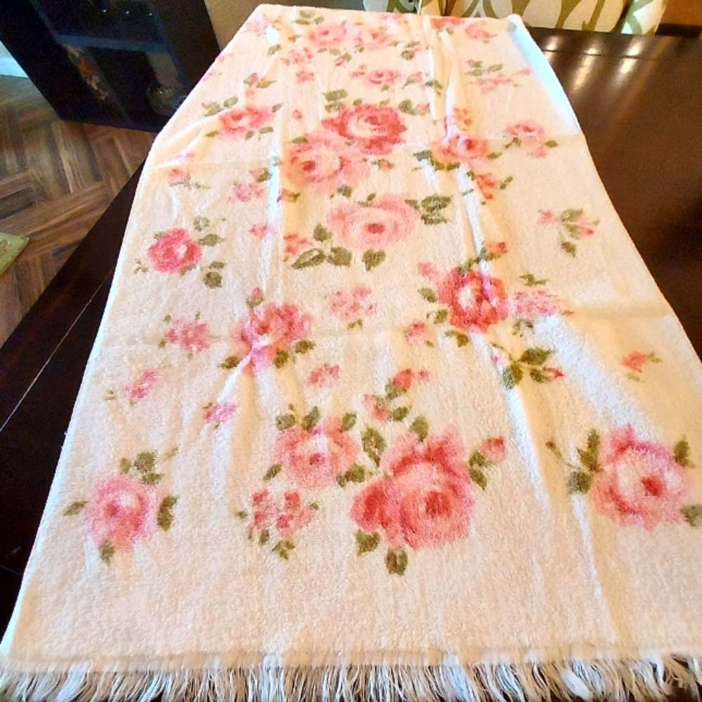 Vintage 1960's Golden Dolphin Rose Flower Bath Towel. - Picture 3 of 7